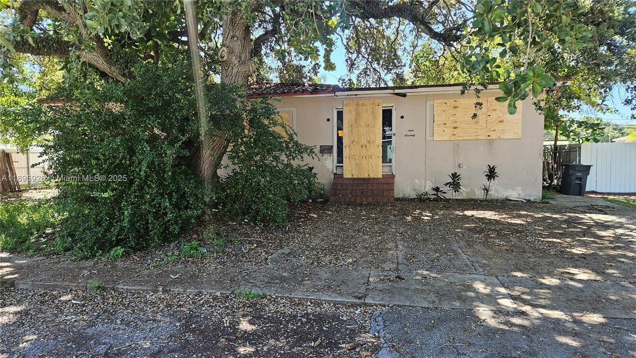 Active With Contract: $290,000 (3 beds, 2 baths, 2008 Square Feet)