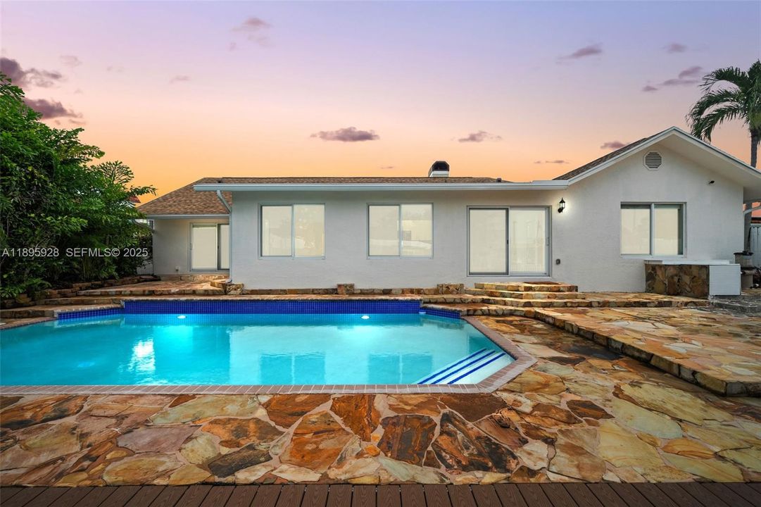 出租: $6,999 (3 贝兹, 2 浴室, 2267 平方英尺)