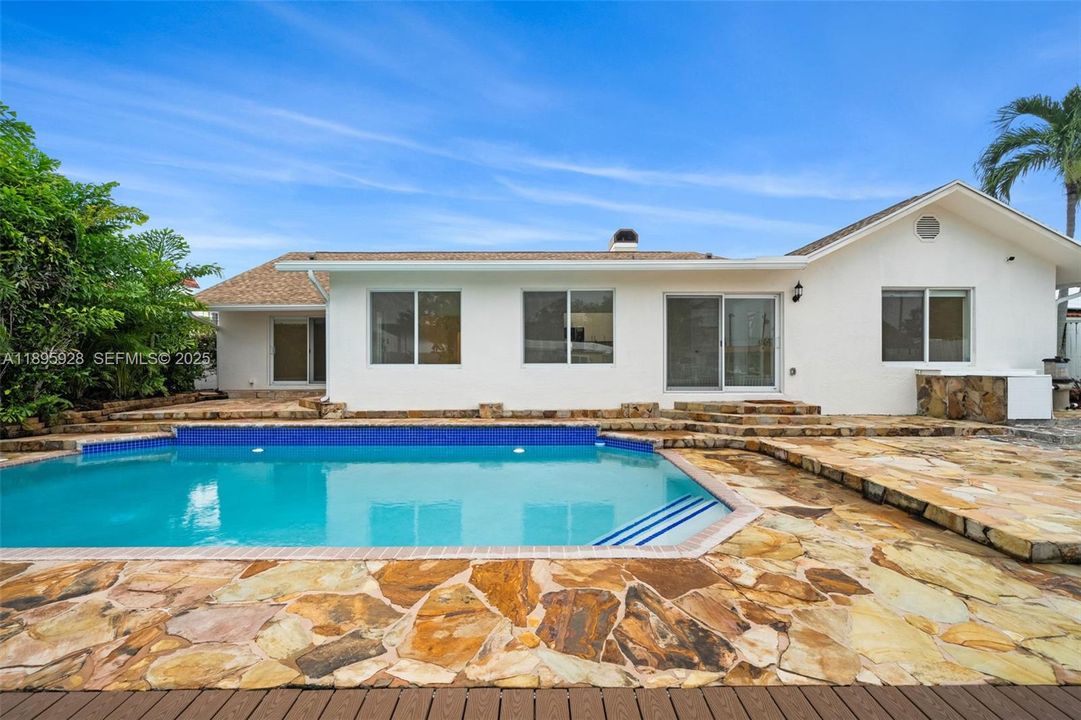 出租: $6,999 (3 贝兹, 2 浴室, 2267 平方英尺)