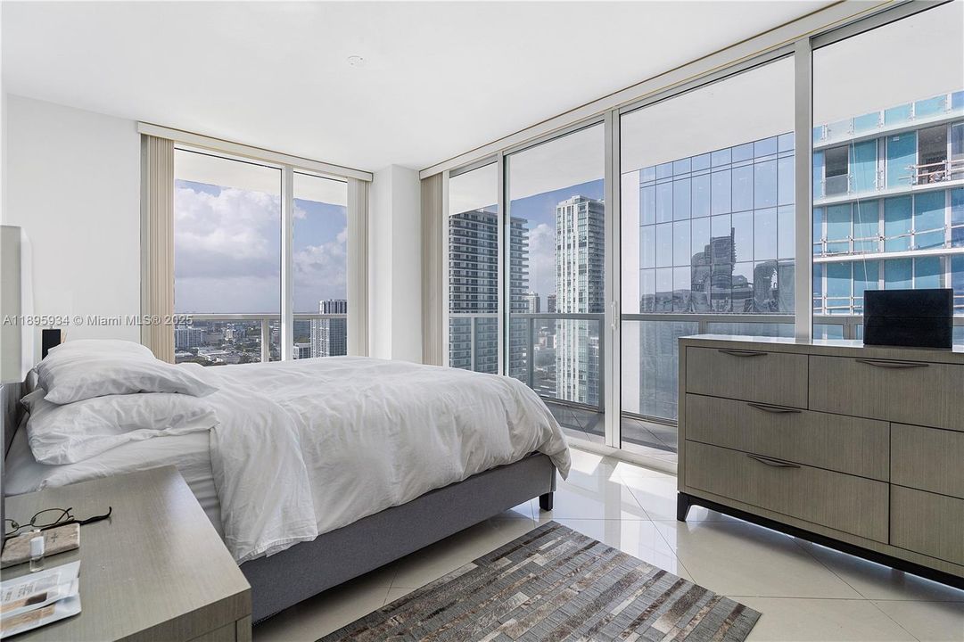 Recently Rented: $4,900 (2 beds, 2 baths, 1368 Square Feet)