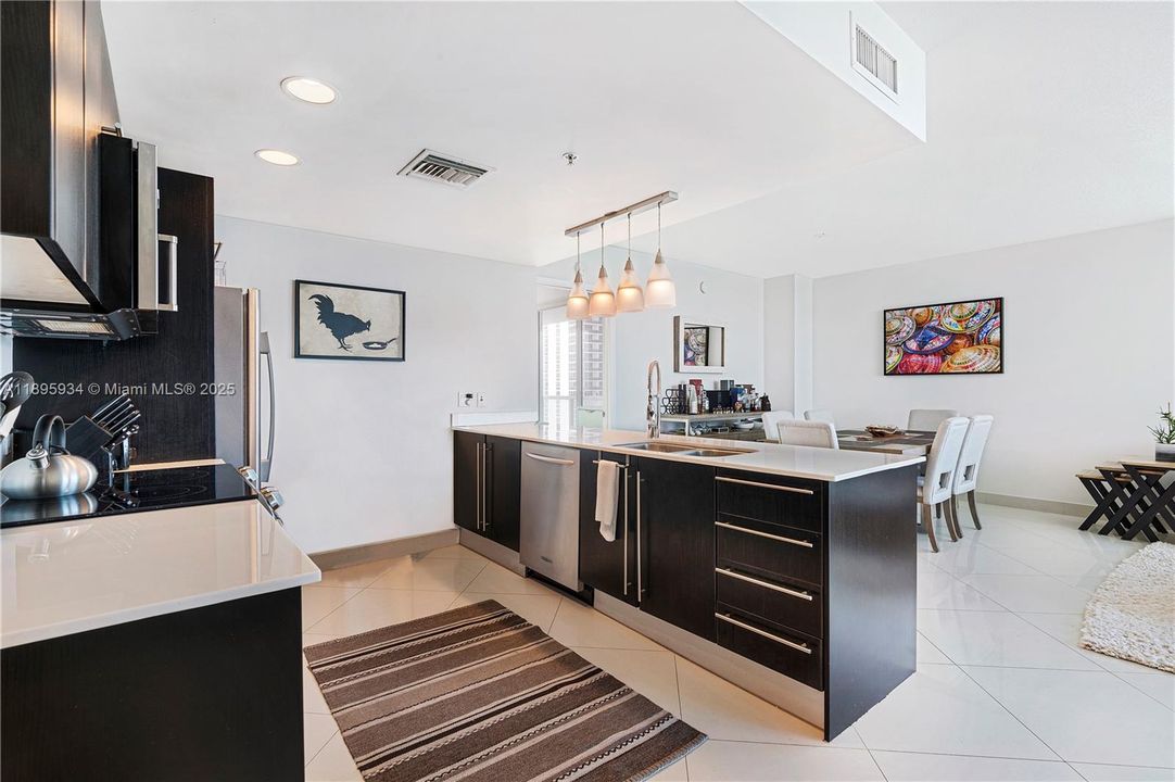 Recently Rented: $4,900 (2 beds, 2 baths, 1368 Square Feet)