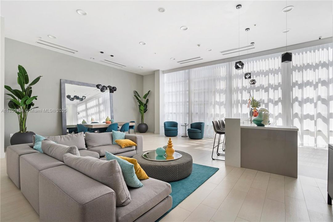 Recently Rented: $4,900 (2 beds, 2 baths, 1368 Square Feet)