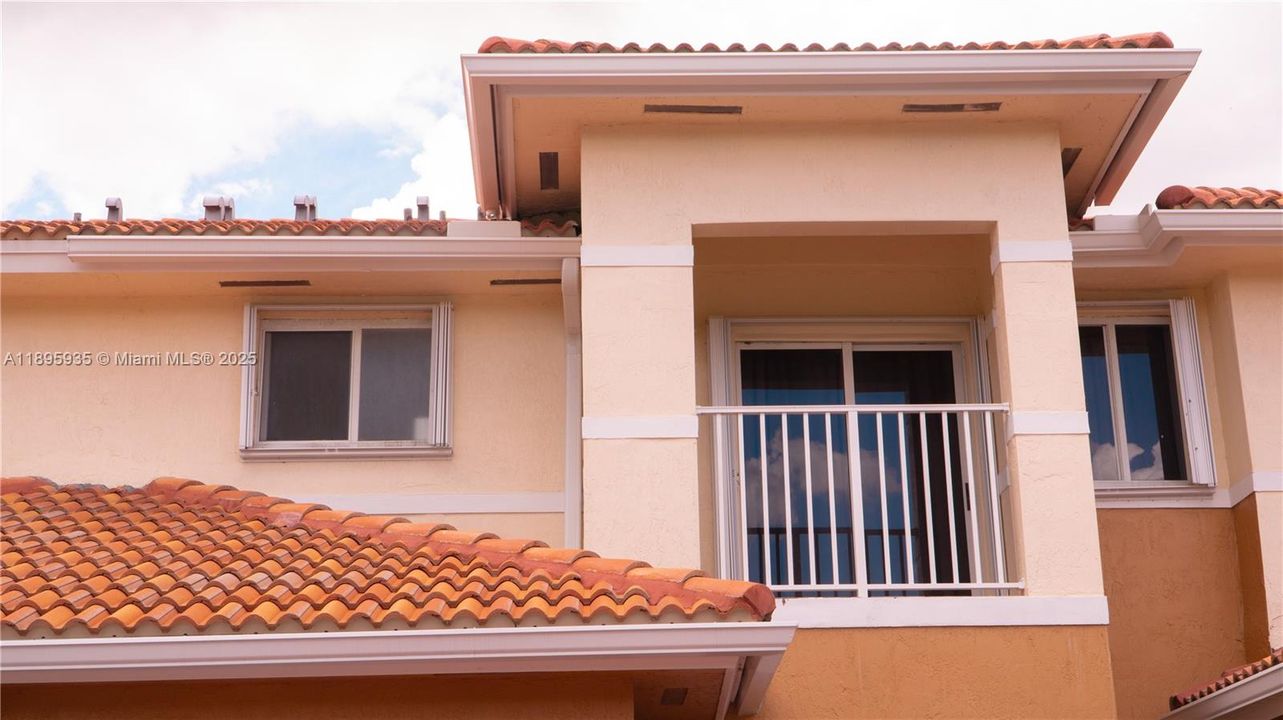 Под контрактом: $560,000 (3 спален, 2 ванн, 2027 Квадратных фут)