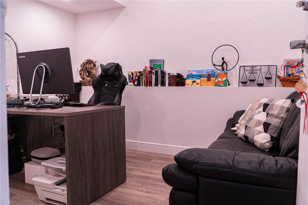 Под контрактом: $560,000 (3 спален, 2 ванн, 2027 Квадратных фут)