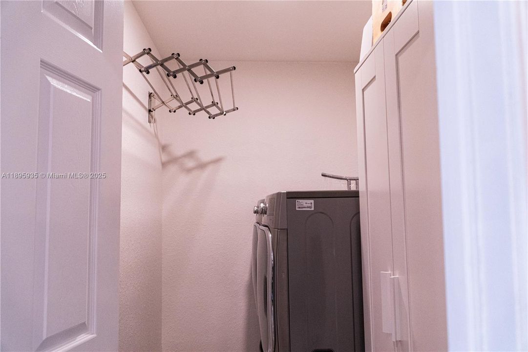 Под контрактом: $560,000 (3 спален, 2 ванн, 2027 Квадратных фут)