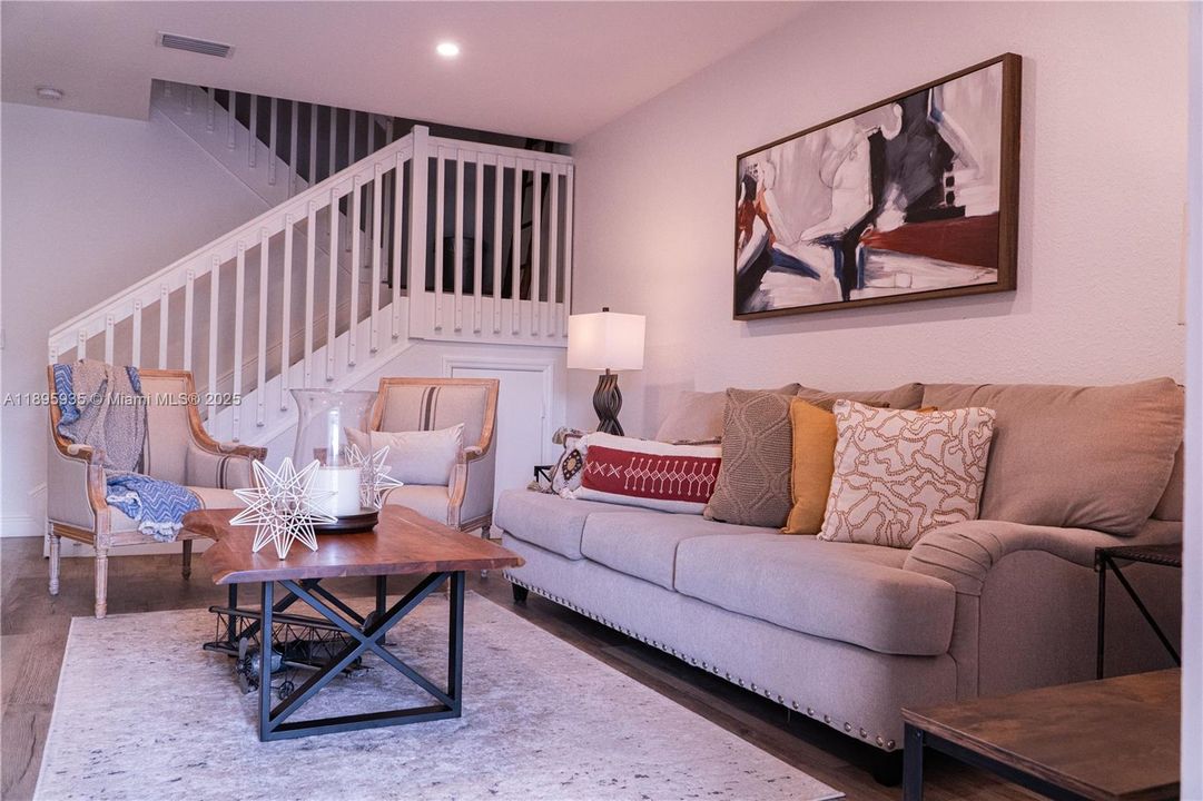 Под контрактом: $560,000 (3 спален, 2 ванн, 2027 Квадратных фут)