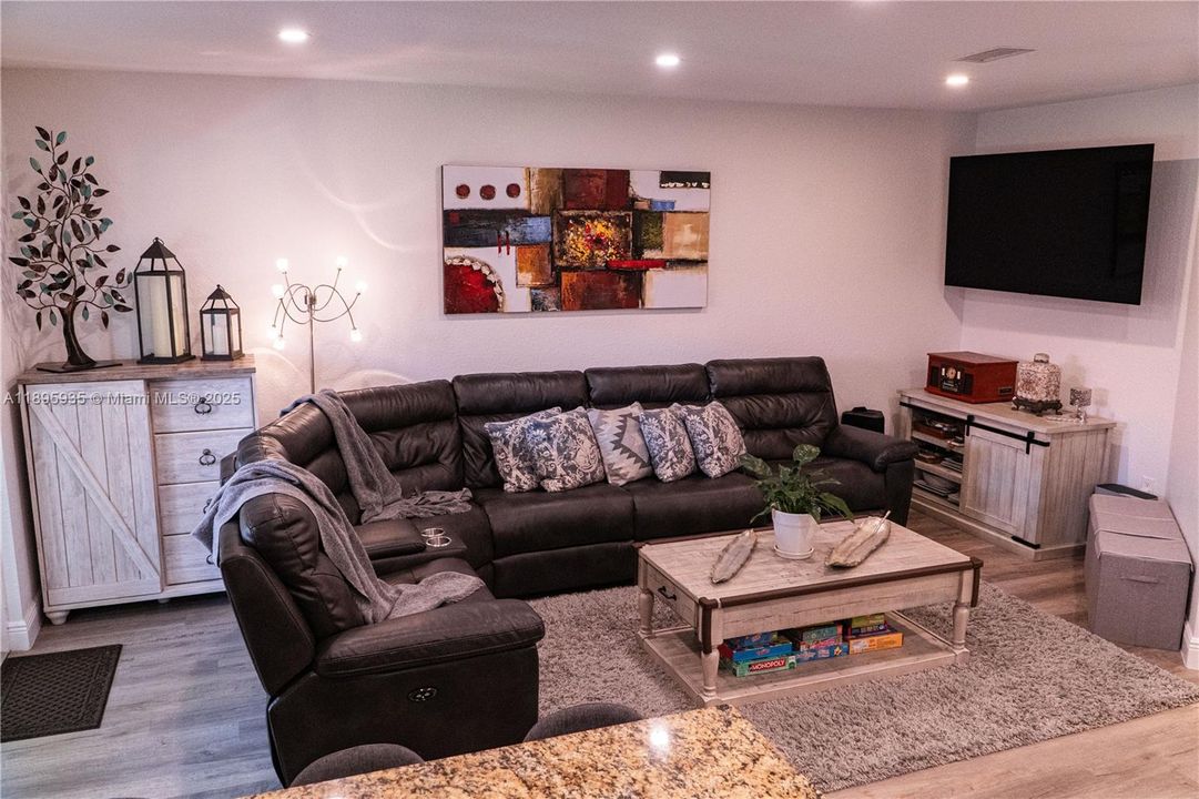 Под контрактом: $560,000 (3 спален, 2 ванн, 2027 Квадратных фут)