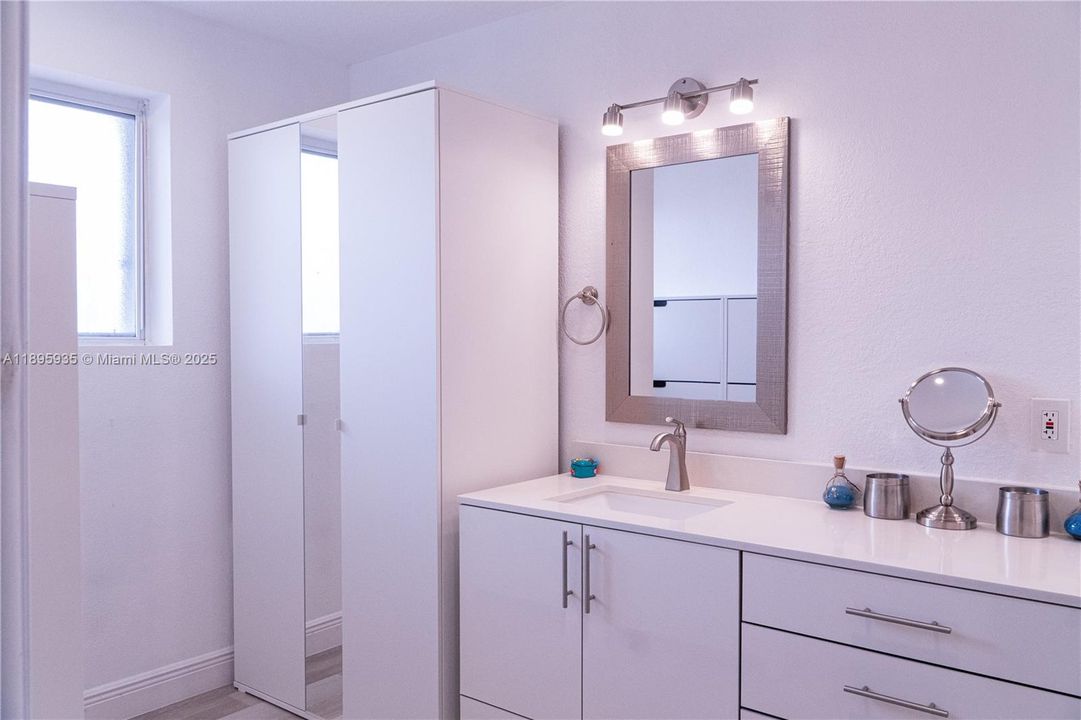 Под контрактом: $560,000 (3 спален, 2 ванн, 2027 Квадратных фут)