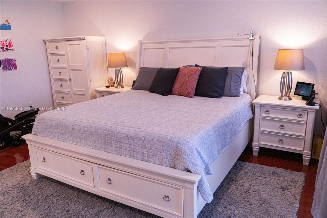 Под контрактом: $560,000 (3 спален, 2 ванн, 2027 Квадратных фут)