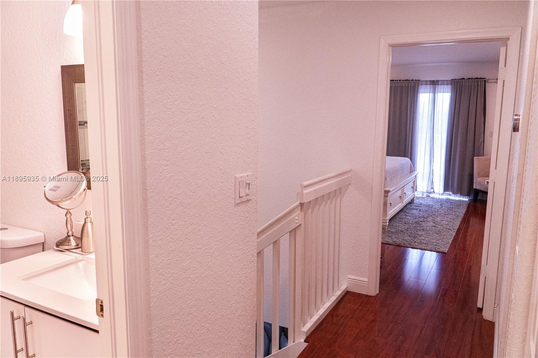 Под контрактом: $560,000 (3 спален, 2 ванн, 2027 Квадратных фут)