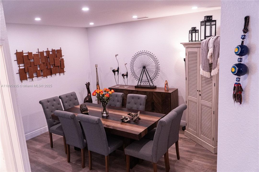 Под контрактом: $560,000 (3 спален, 2 ванн, 2027 Квадратных фут)