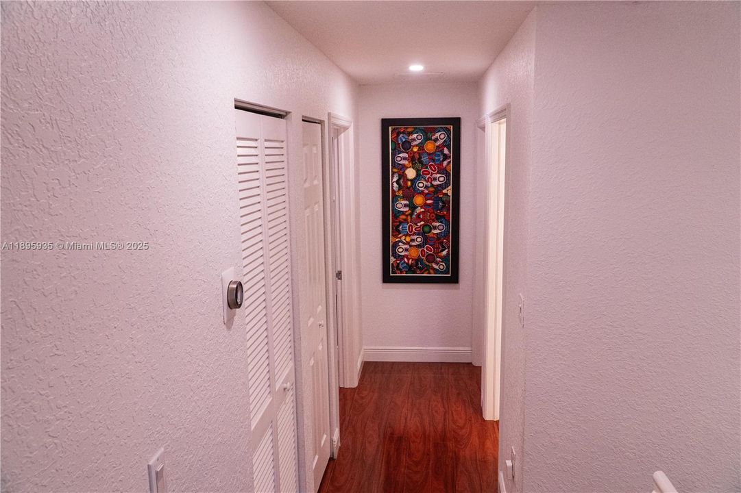 Под контрактом: $560,000 (3 спален, 2 ванн, 2027 Квадратных фут)