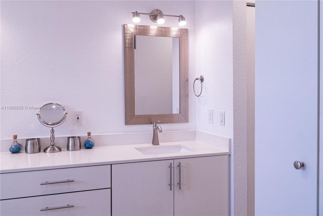 Под контрактом: $560,000 (3 спален, 2 ванн, 2027 Квадратных фут)