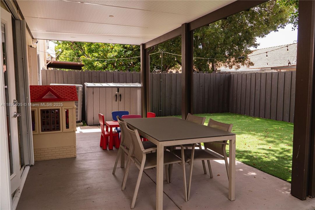 Под контрактом: $560,000 (3 спален, 2 ванн, 2027 Квадратных фут)