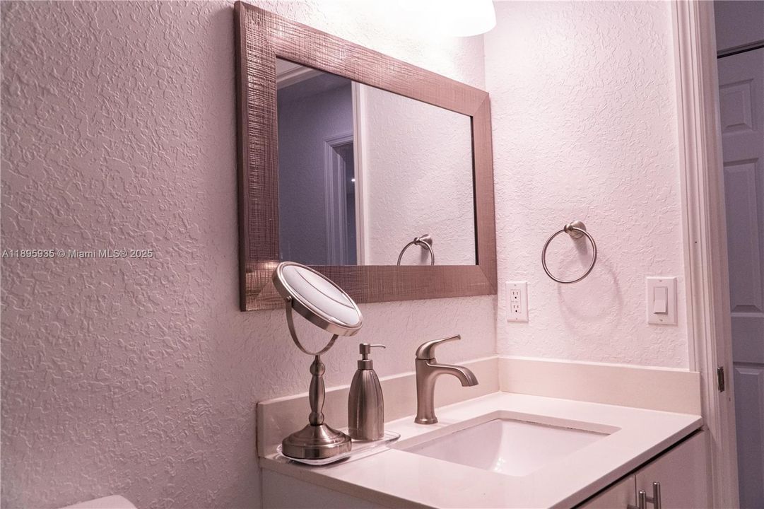 Под контрактом: $560,000 (3 спален, 2 ванн, 2027 Квадратных фут)