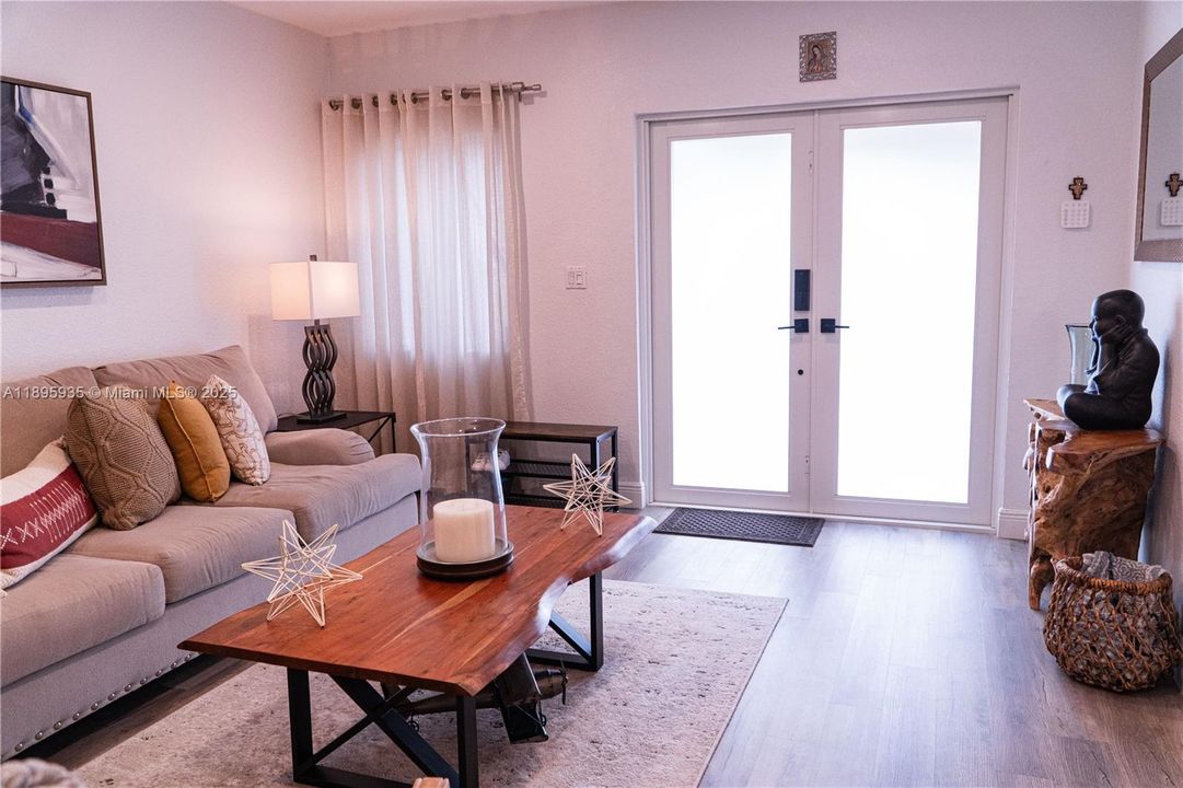 Под контрактом: $560,000 (3 спален, 2 ванн, 2027 Квадратных фут)