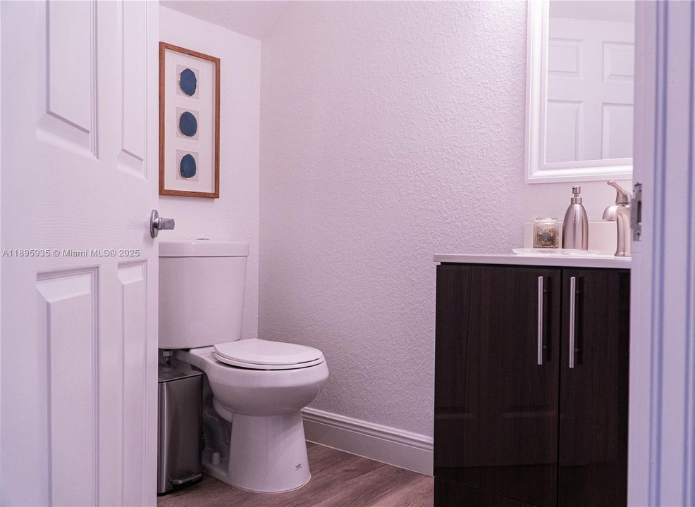 Под контрактом: $560,000 (3 спален, 2 ванн, 2027 Квадратных фут)