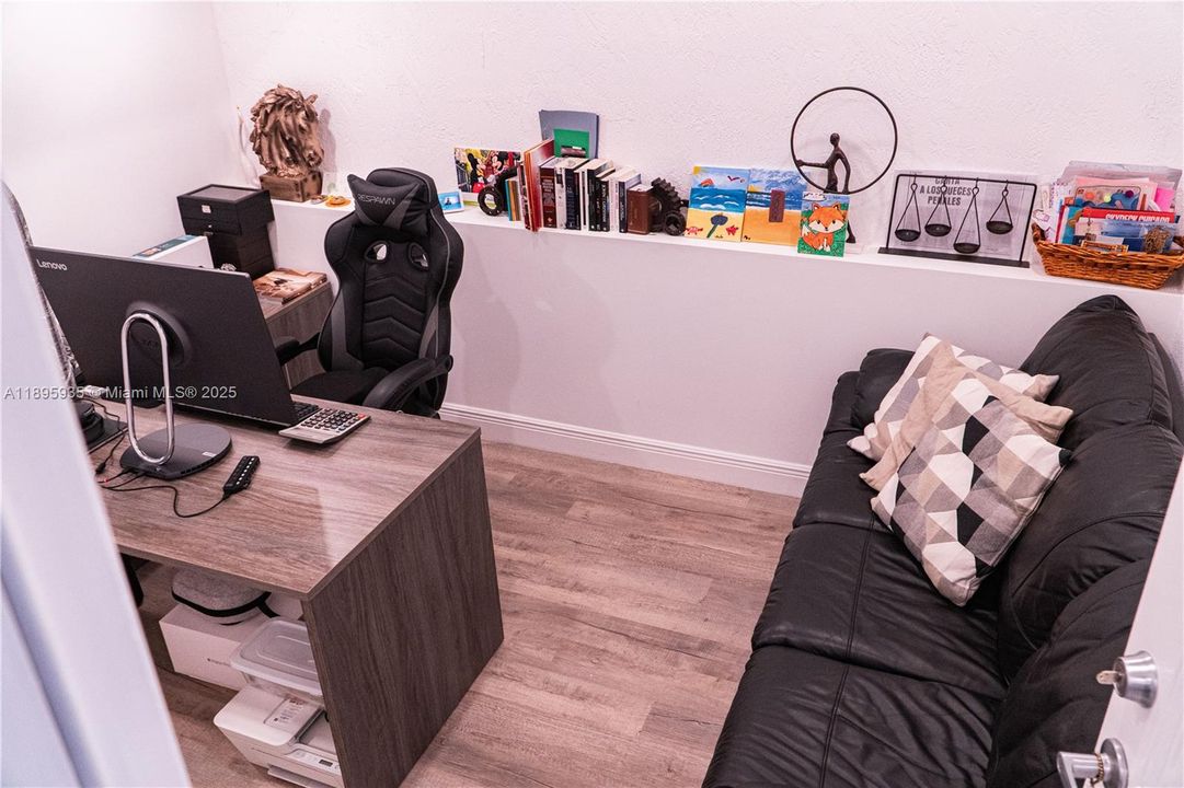 Под контрактом: $560,000 (3 спален, 2 ванн, 2027 Квадратных фут)