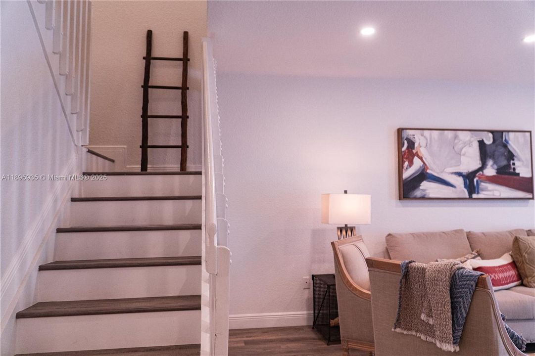 Под контрактом: $560,000 (3 спален, 2 ванн, 2027 Квадратных фут)