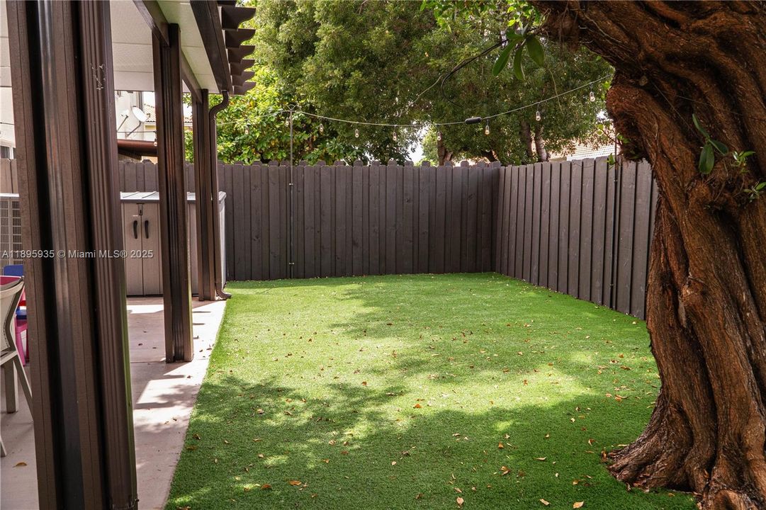 Под контрактом: $560,000 (3 спален, 2 ванн, 2027 Квадратных фут)