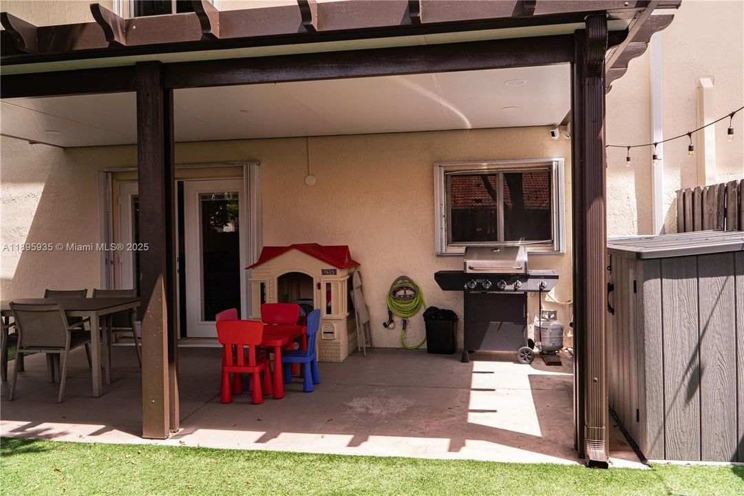 Под контрактом: $560,000 (3 спален, 2 ванн, 2027 Квадратных фут)