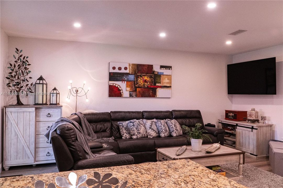 Под контрактом: $560,000 (3 спален, 2 ванн, 2027 Квадратных фут)