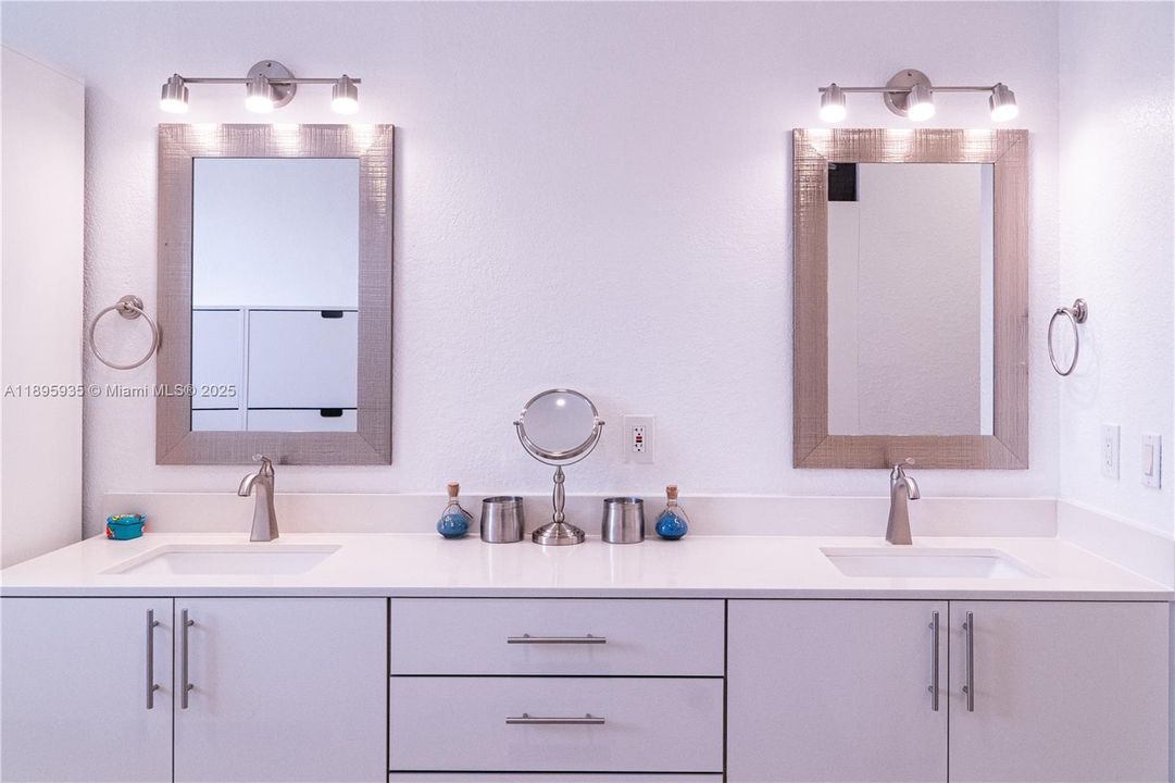 Под контрактом: $560,000 (3 спален, 2 ванн, 2027 Квадратных фут)