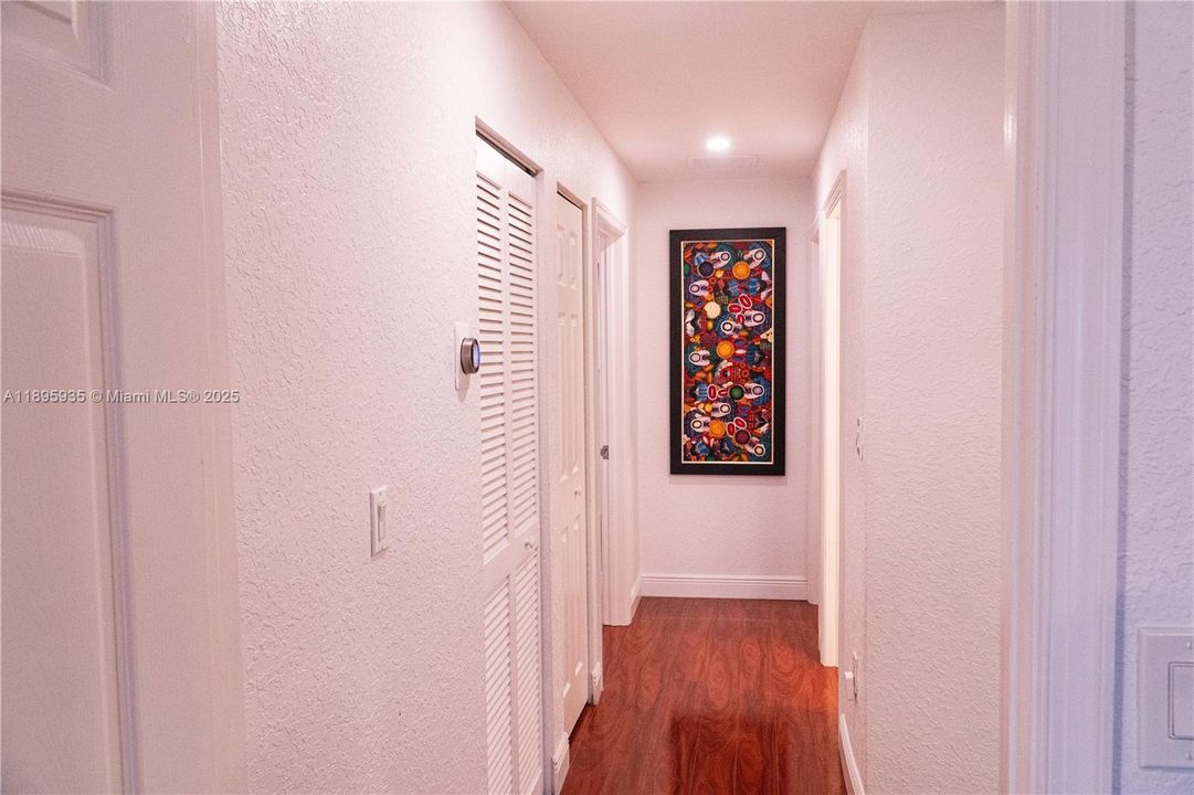 Под контрактом: $560,000 (3 спален, 2 ванн, 2027 Квадратных фут)