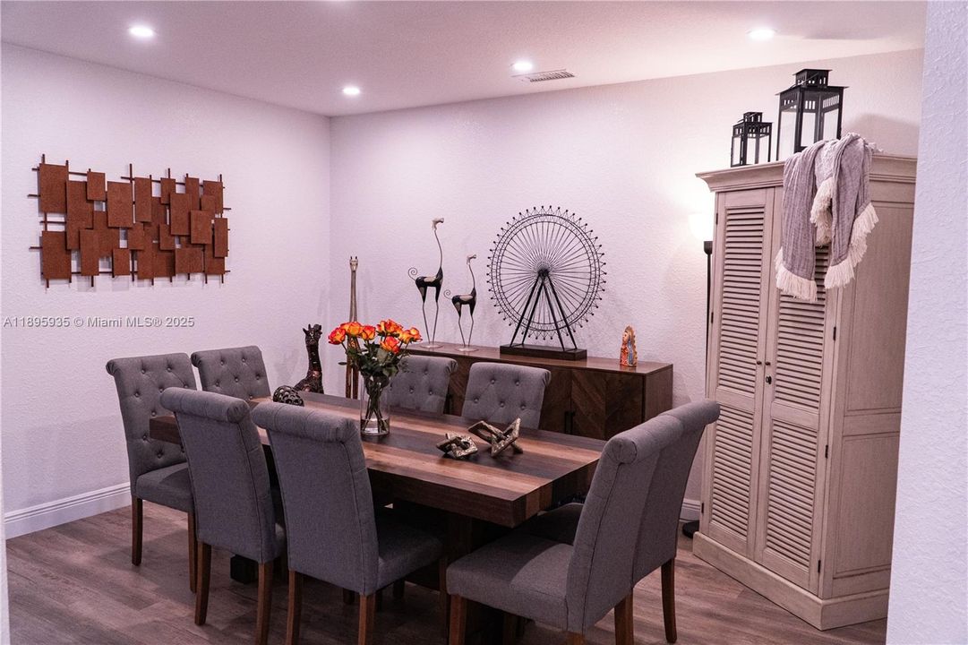 Под контрактом: $560,000 (3 спален, 2 ванн, 2027 Квадратных фут)