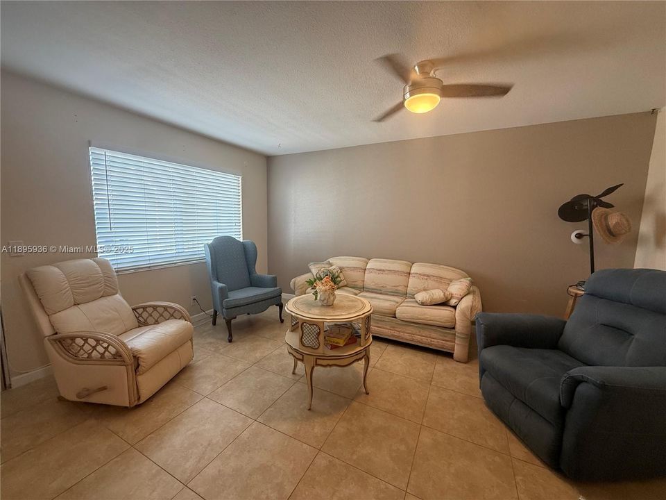 В аренду: $2,000 (2 спален, 2 ванн, 835 Квадратных фут)