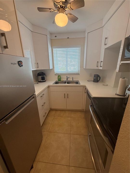 В аренду: $2,000 (2 спален, 2 ванн, 835 Квадратных фут)