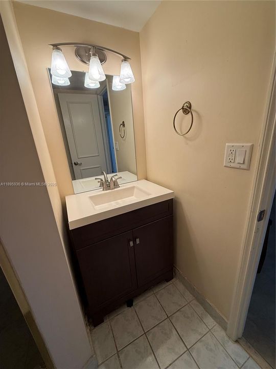 В аренду: $2,000 (2 спален, 2 ванн, 835 Квадратных фут)