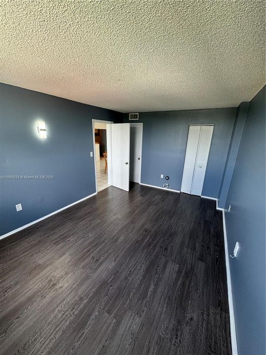 待售: $299,000 (2 贝兹, 2 浴室, 970 平方英尺)