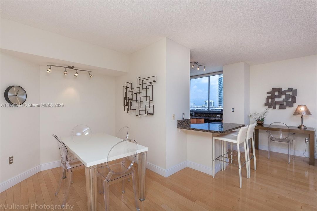 合同活跃: $5,500 (2 贝兹, 2 浴室, 1262 平方英尺)