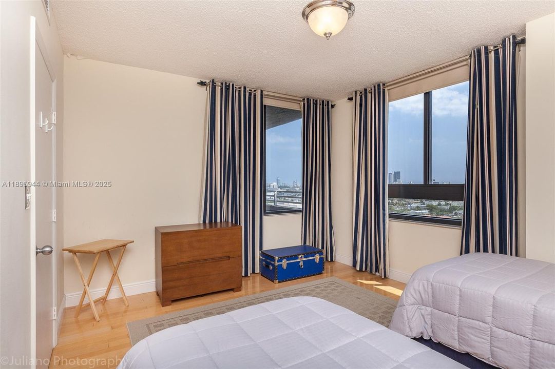 合同活跃: $5,500 (2 贝兹, 2 浴室, 1262 平方英尺)