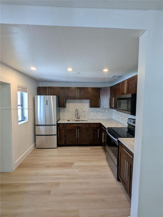 合同活跃: $2,400 (3 贝兹, 1 浴室, 1906 平方英尺)