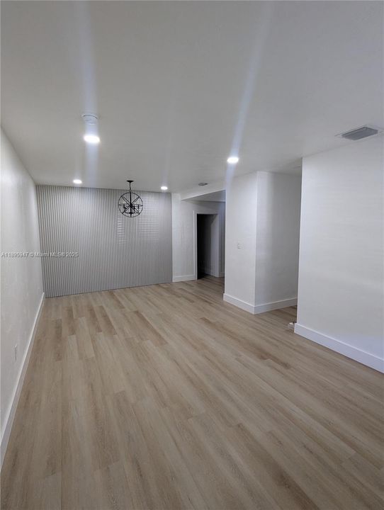 合同活跃: $2,400 (3 贝兹, 1 浴室, 1906 平方英尺)