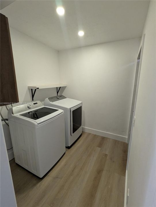 合同活跃: $2,400 (3 贝兹, 1 浴室, 1906 平方英尺)