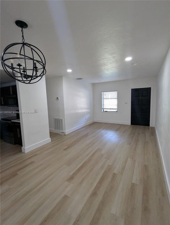 合同活跃: $2,400 (3 贝兹, 1 浴室, 1906 平方英尺)