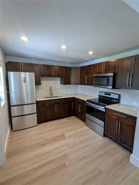 合同活跃: $2,400 (3 贝兹, 1 浴室, 1906 平方英尺)