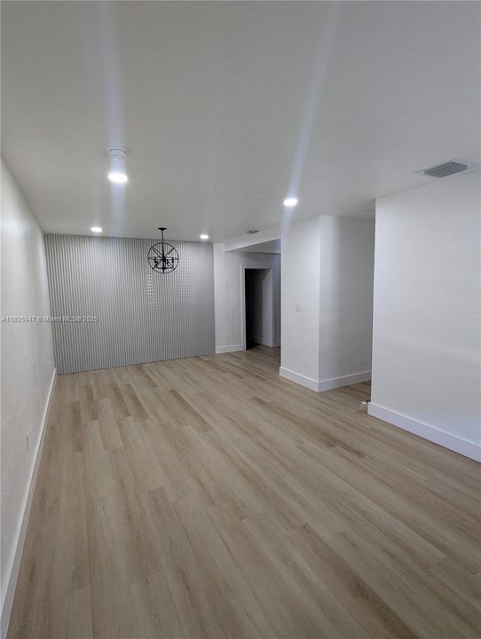 合同活跃: $2,400 (3 贝兹, 1 浴室, 1906 平方英尺)