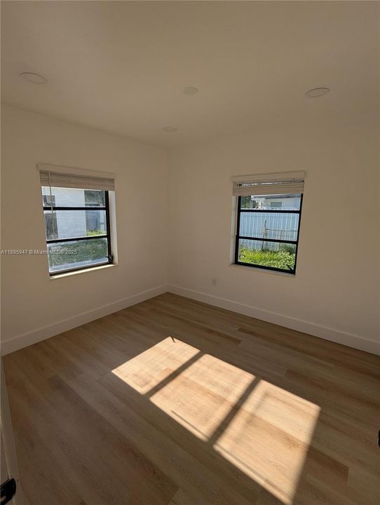 合同活跃: $2,400 (3 贝兹, 1 浴室, 1906 平方英尺)