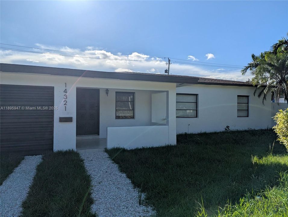 合同活跃: $2,400 (3 贝兹, 1 浴室, 1906 平方英尺)