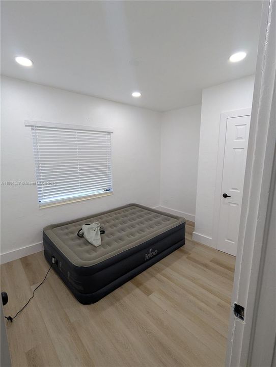 合同活跃: $2,400 (3 贝兹, 1 浴室, 1906 平方英尺)