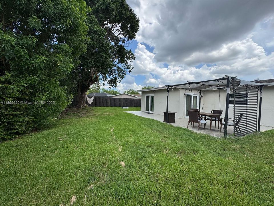 Recently Rented: $3,200 (2 beds, 2 baths, 1337 Square Feet)