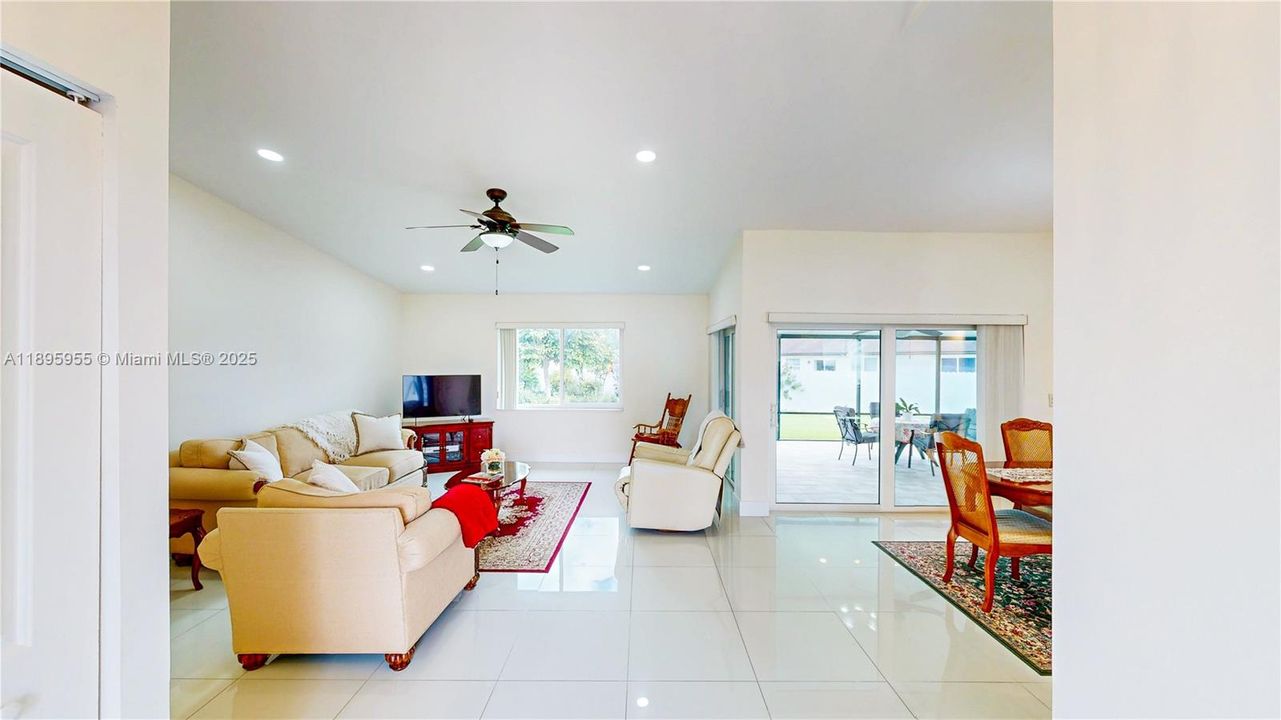 Activo con contrato: $749,900 (3 camas, 2 baños, 1799 Pies cuadrados)