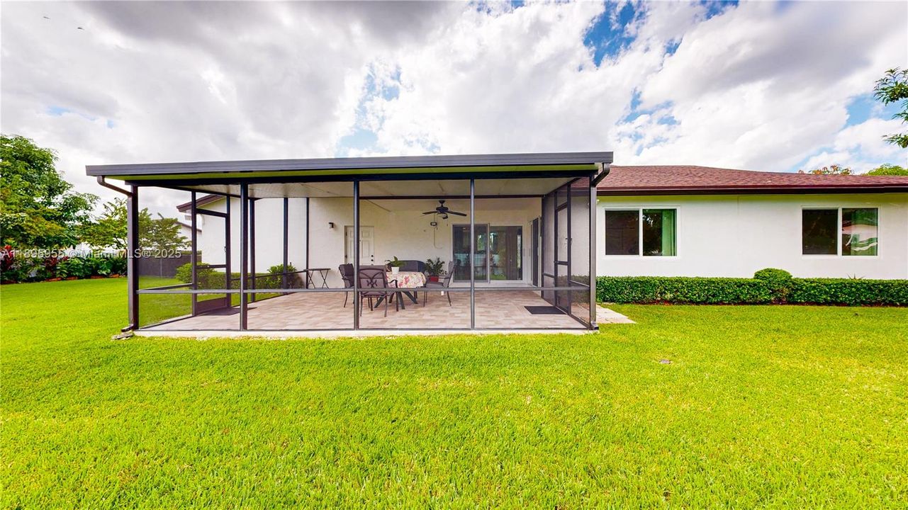 Activo con contrato: $749,900 (3 camas, 2 baños, 1799 Pies cuadrados)