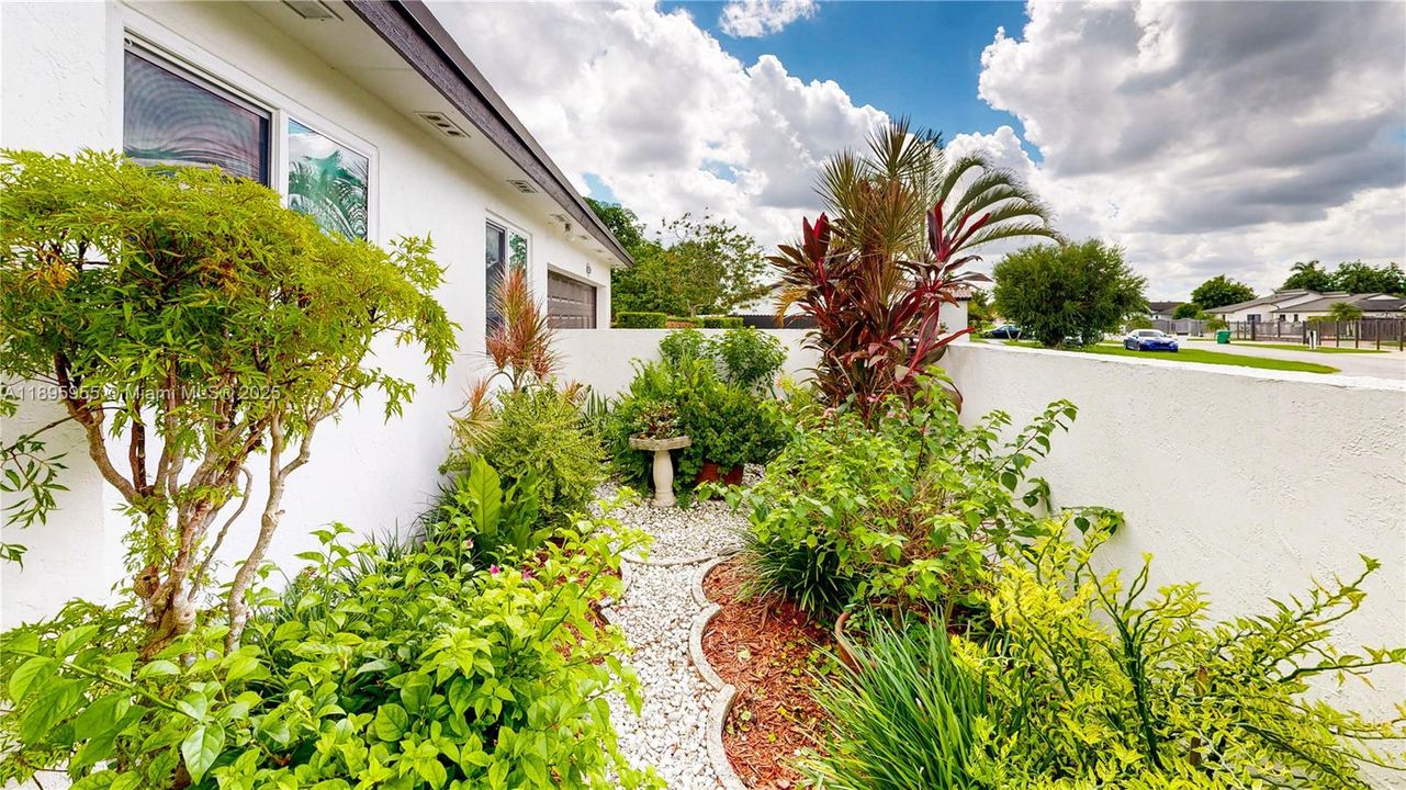 Activo con contrato: $749,900 (3 camas, 2 baños, 1799 Pies cuadrados)