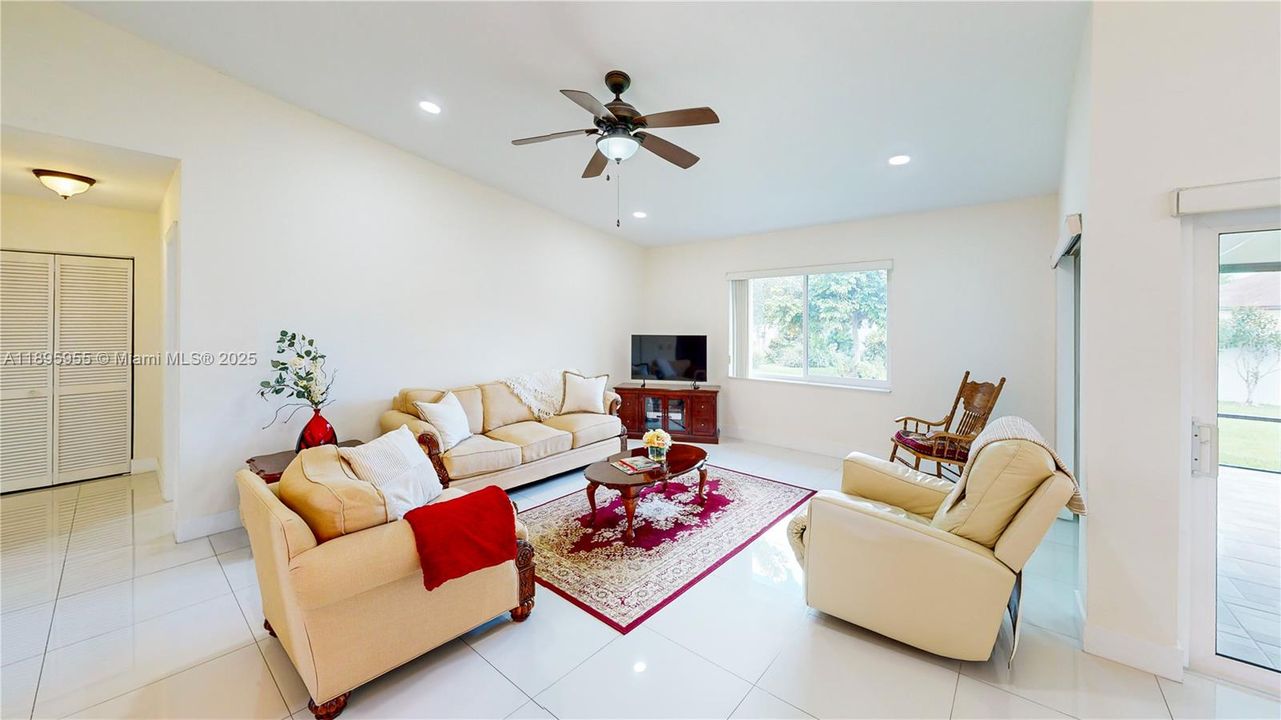 Activo con contrato: $749,900 (3 camas, 2 baños, 1799 Pies cuadrados)