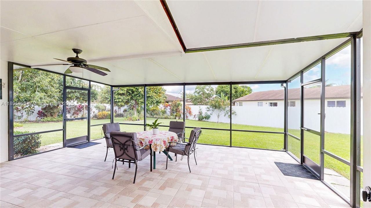 Activo con contrato: $749,900 (3 camas, 2 baños, 1799 Pies cuadrados)